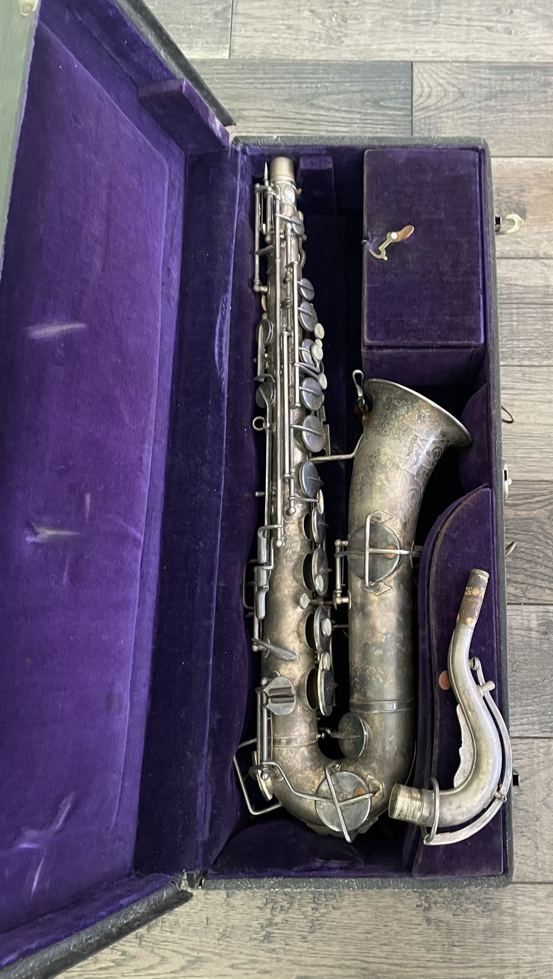🎶🎶🎶 1920’s vintage Buescher Elkhart IN, USA saxophone, serial number 153848 low pitch. Includes mouthpiece and extra accessories and in excellent