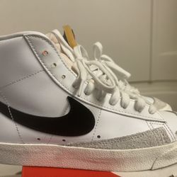 NIKE BLAZER SIZE 7 WOMEN