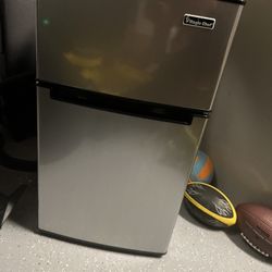 Mini Magic Chef Fridge And Freezer 