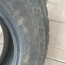 255/70R 18 Bridgestone  1 tiene Parche $40.00