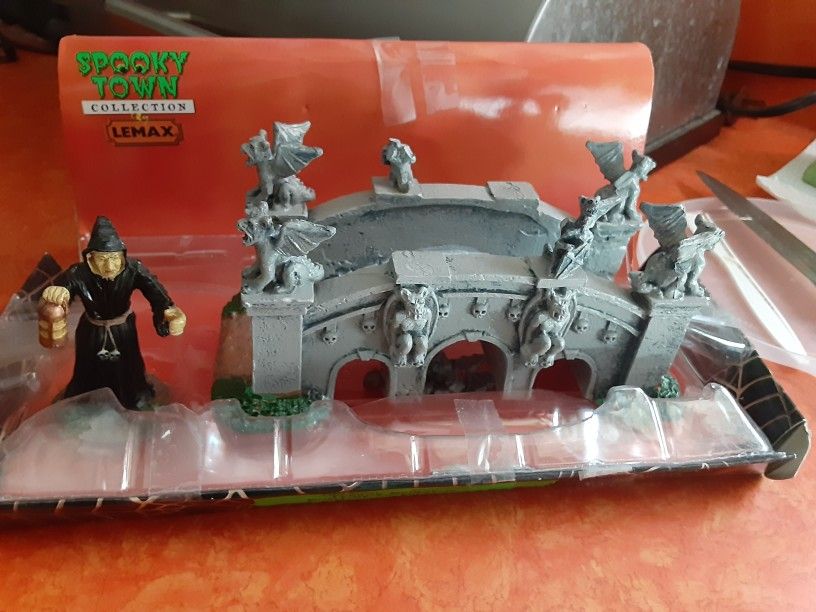 Lemax Spooky Town