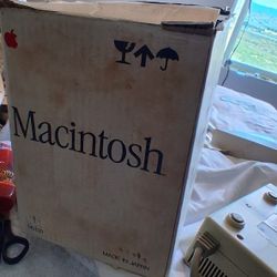 Rare "Time Capsule" Collection for the Original 1984 Macintosh
This is a museum-grade collection of original 1984 Apple Macintosh  Manuals & EXT FLOP
