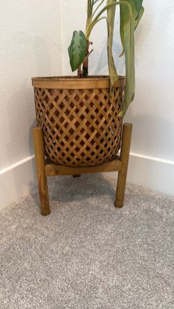 Pot with legs