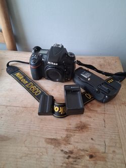 Rare Use NIKON D600 WITH POWER GRIP, BATTERY CHARGER