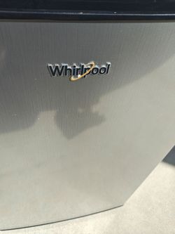 Whirlpool mini fridge 100 firm no less like new see pictures