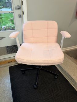 Brand New Pink Sherpa Wide Seat Criss Cross Height Adjustable Rolling Office/Vanity Chair