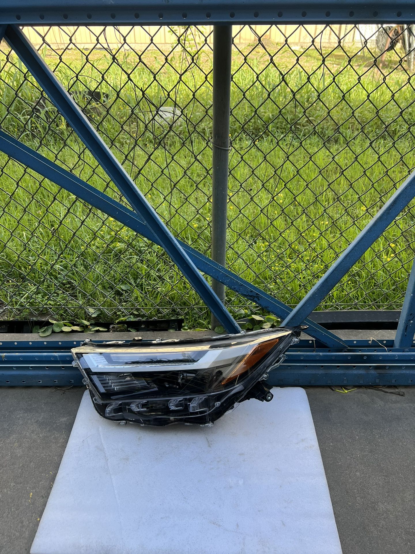 2022-2024 Toyota Rav4 Headlight Driver Left Side Used Oem