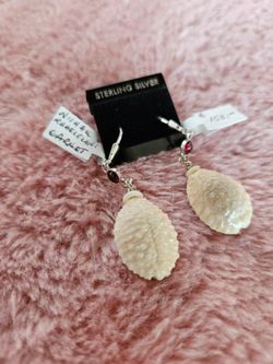 Gramulated cowrie w/niihau shells earrings
