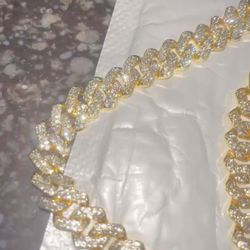 Gold Cuban Chain Simulated diamonds