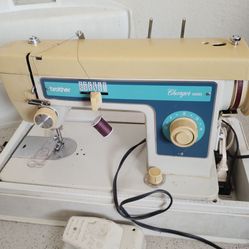 Beautiful sewing machine for sale .works perfectly