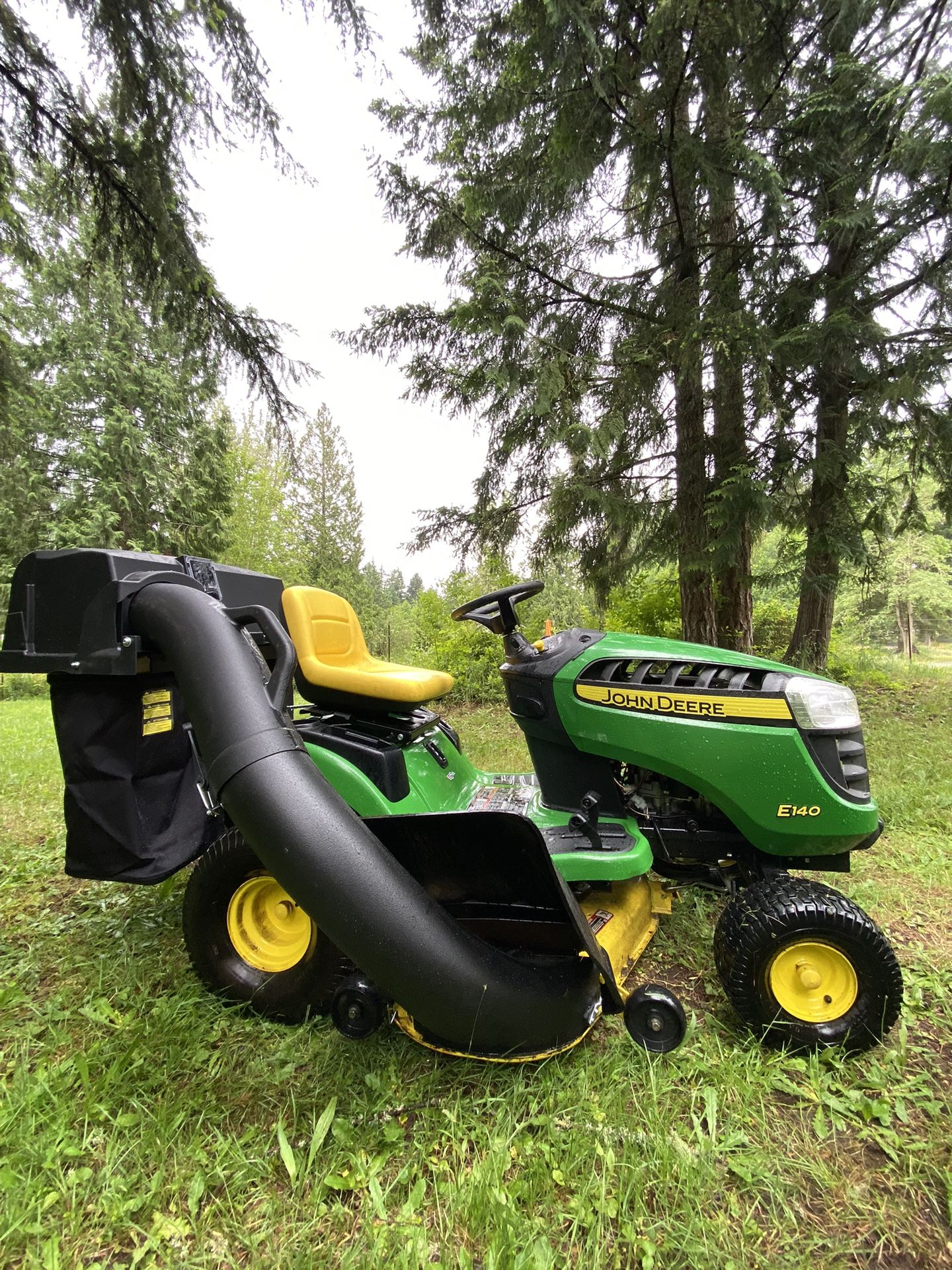 FS: John Deere E140 Riding Lawnmower w/ Bagger System