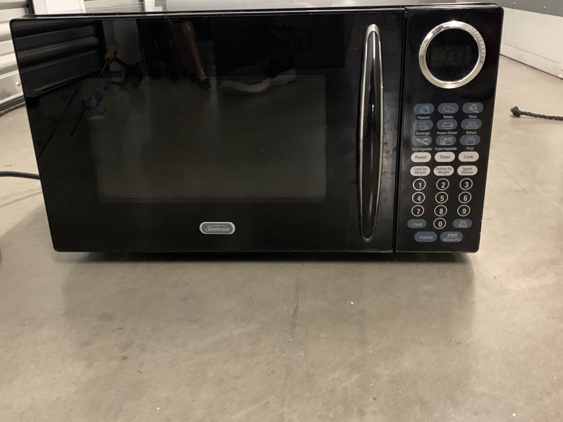 Sunbeam microwave model SBG8901 ,900 WATTS