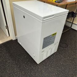 GE 5.0 Cu. Ft. Manual Defrost Chest Freezer - Like New