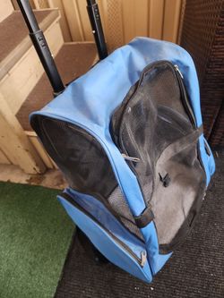 Animal carrier with wheels