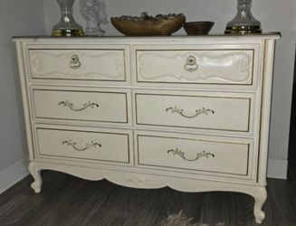 Vintage dresser