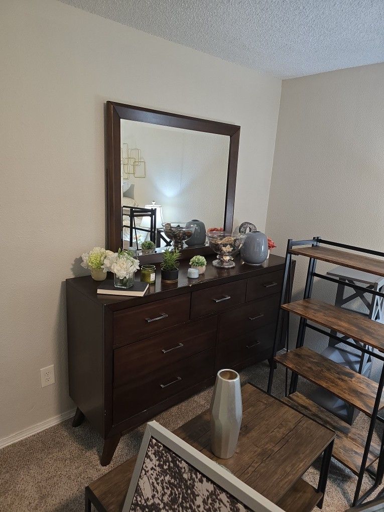 Dresser With Mirror