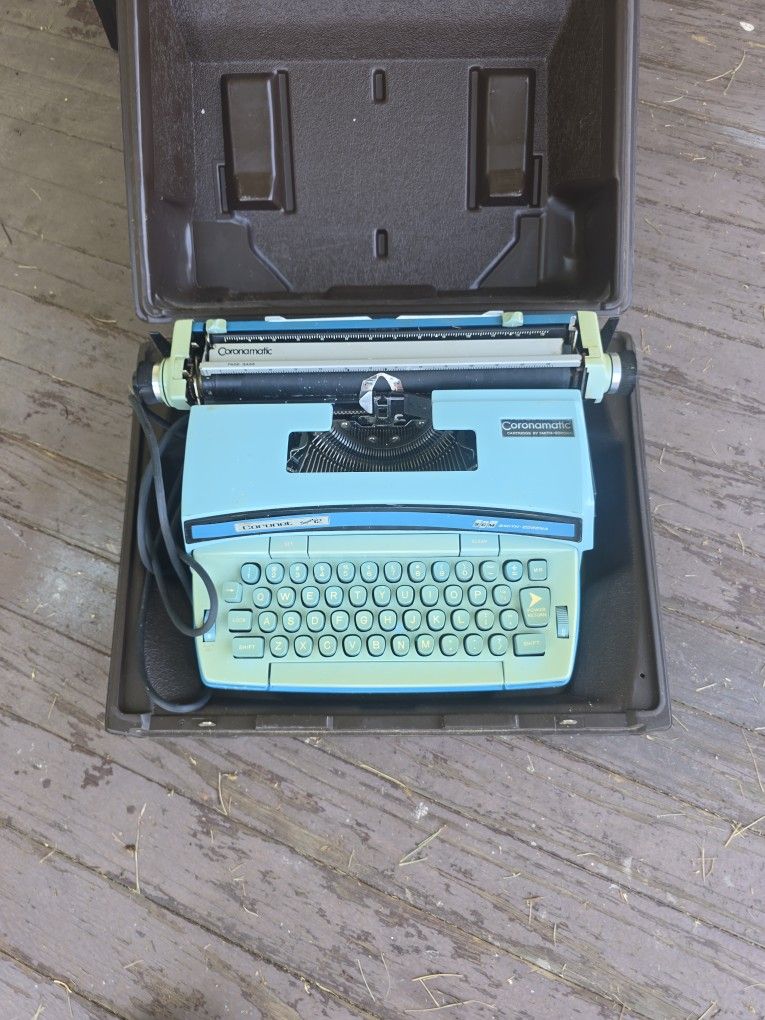Smith Corona Coronet Super 12 Baby Blue Electric Typewriter Case Key Cartridge