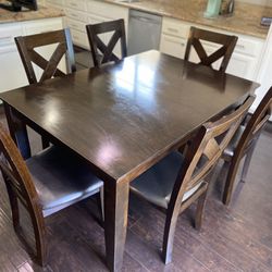 MOVING SALE Kitchen Table and 6 Chairs 