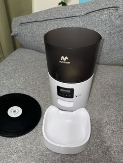 Automatic cat feeder