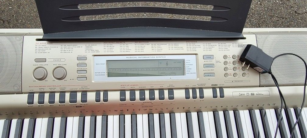 Casio Wk-200 Keyboard With Stand.