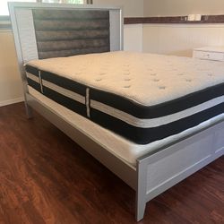 Moving sell a Queen bed frame 150