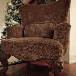 Can deliver or be picked up. Very clean (Custom Made) Lion engraved Oversized chair sofa Seat With Armrest.Comfortable and fit for you..