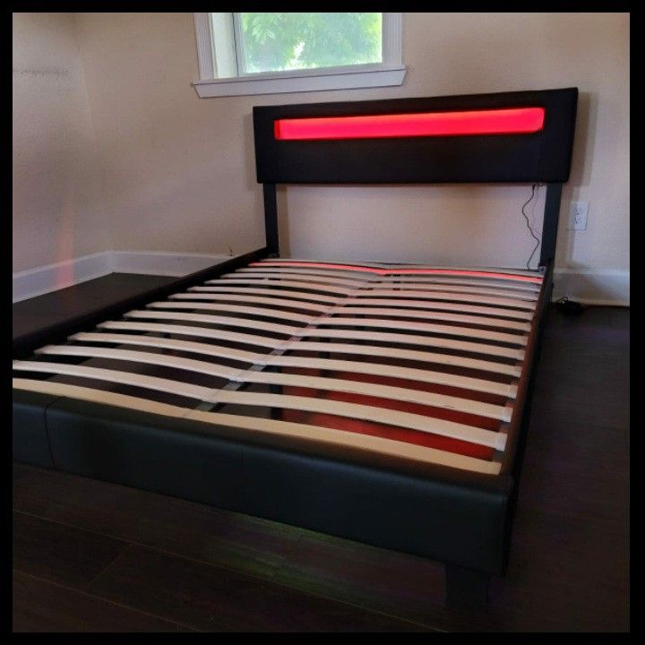 NEW IN BOX FULL UPHOLSTERED BED FRAME PLATFORM 😊 MATTRESS SOLD SEPARATELY