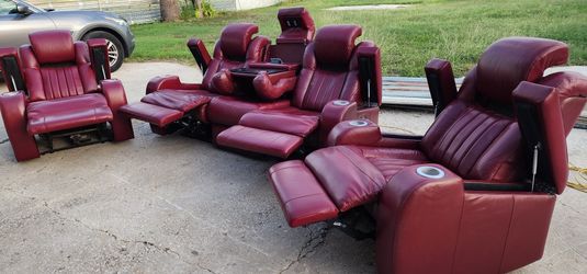Pretty electric Recliner Confortables in excellent condition $1100