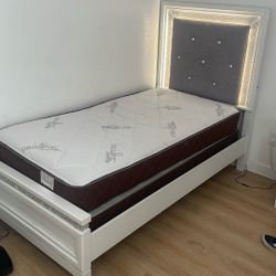 Luxurious Twin Sized Mattress And Bedframe