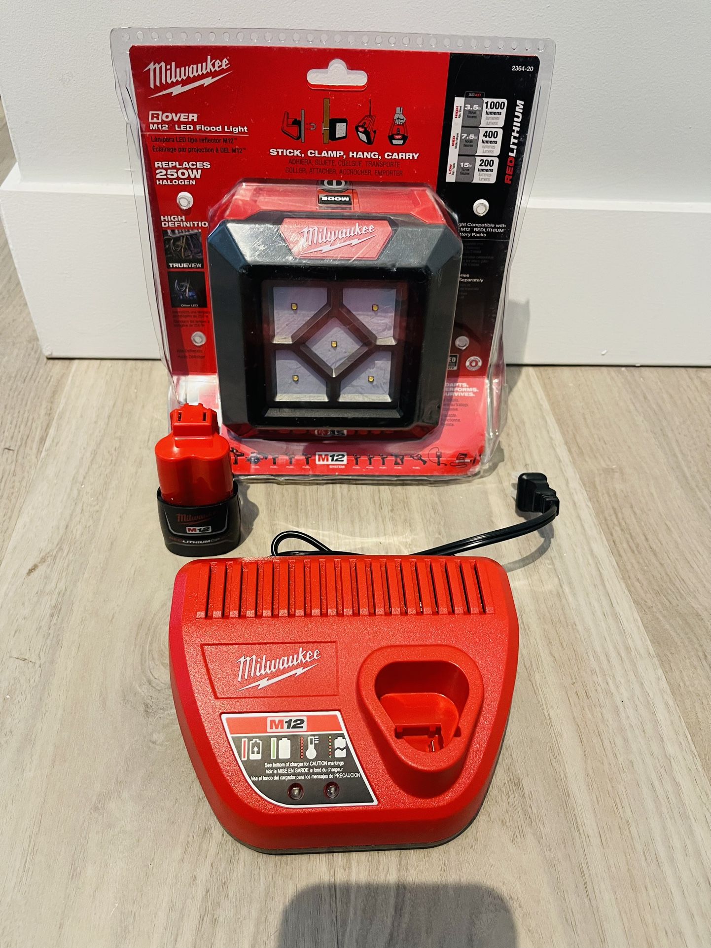 Milwaukee M12 12-Volt Lithium-Ion Cordless 1000-Lumen Rover LED Compact Flood Light with  M12 2.0Ah Battery and charger