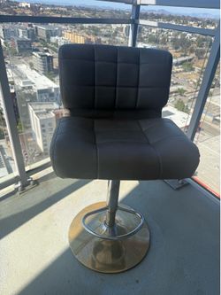 2 bar stools