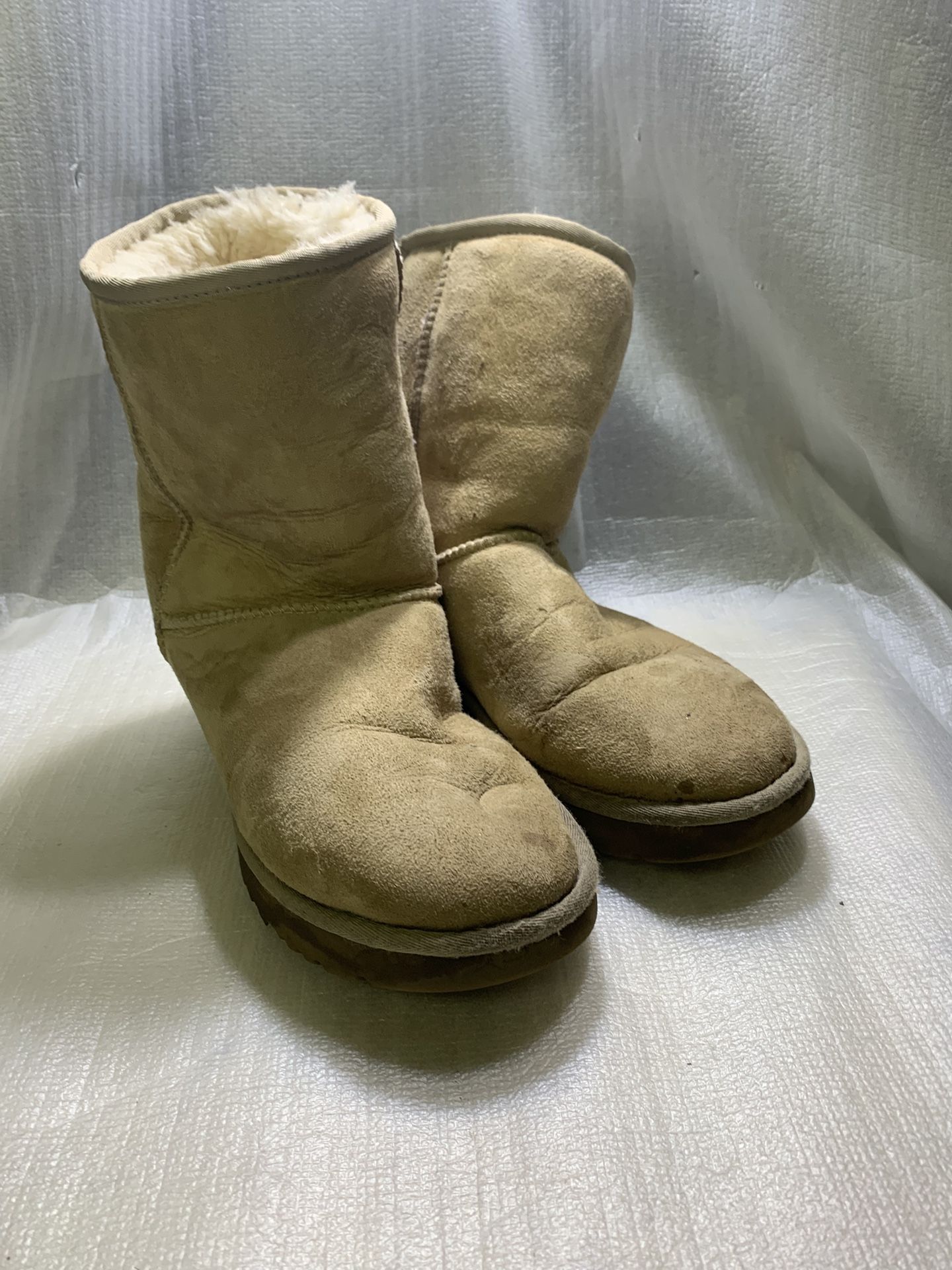 UGG Australia Classic Short Chestnut Boots – Size 8 (S/N 1016223)