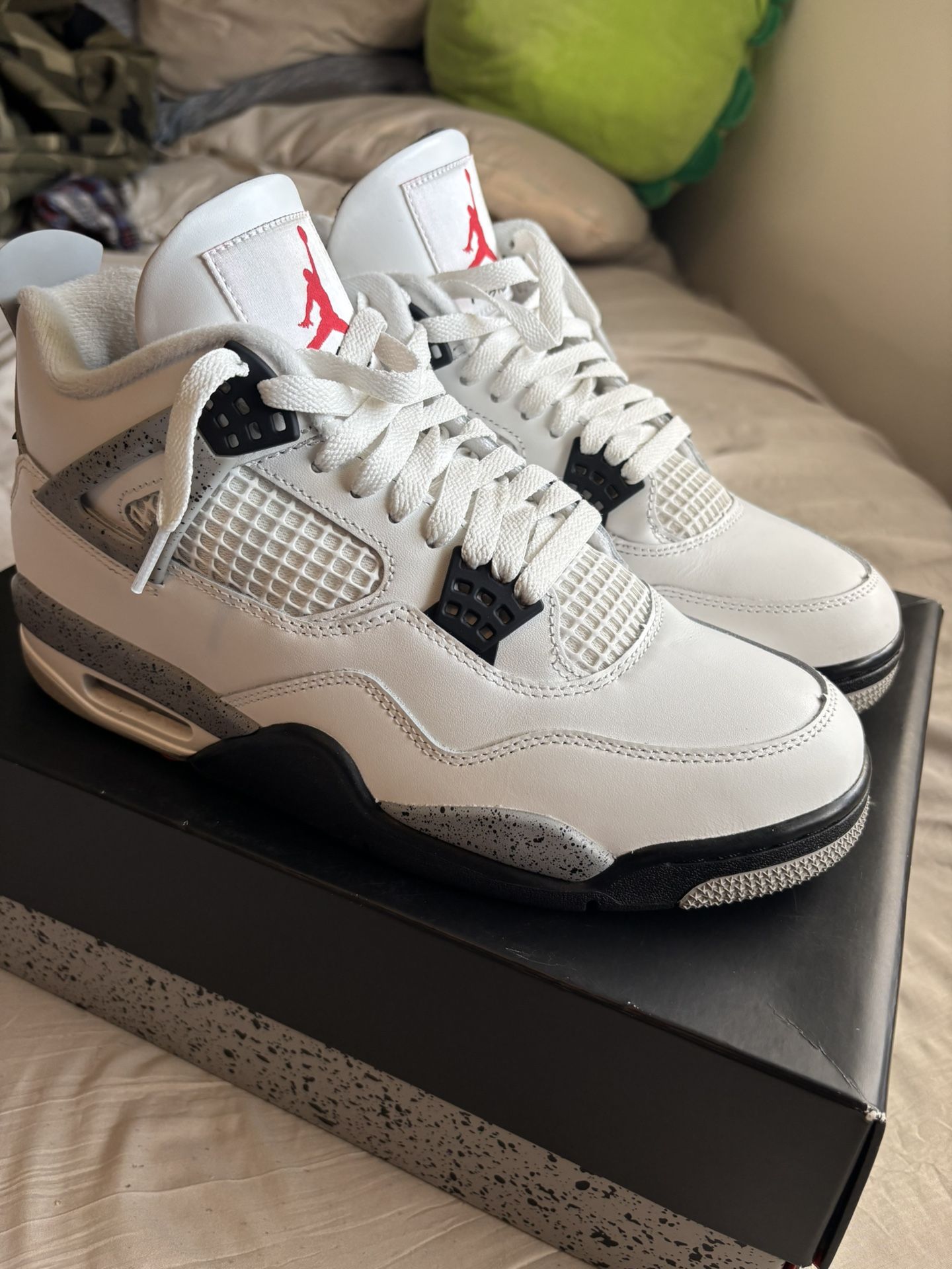 Jordan 4 White Cements Size 9.5