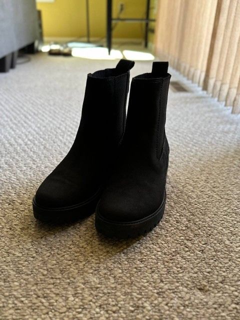 Timberland Courmayeur Valley Chelsea Boots - Women’s Size 9