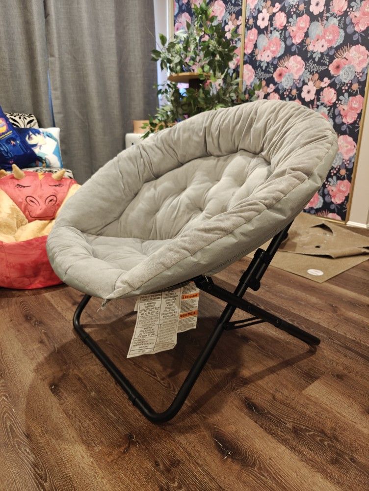 Foldable Gray Lounge Chair