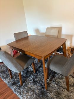Table w/ chairs
