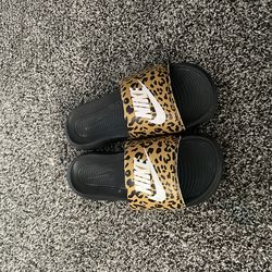 Nike Women’s Size 5 Leopard Print Slides