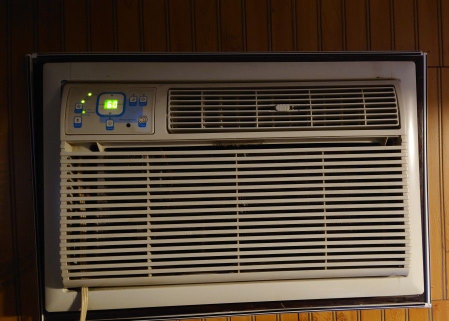 Frigidaire FAH124N2T 24 Inch For parts Turns on but no Air. As Is!