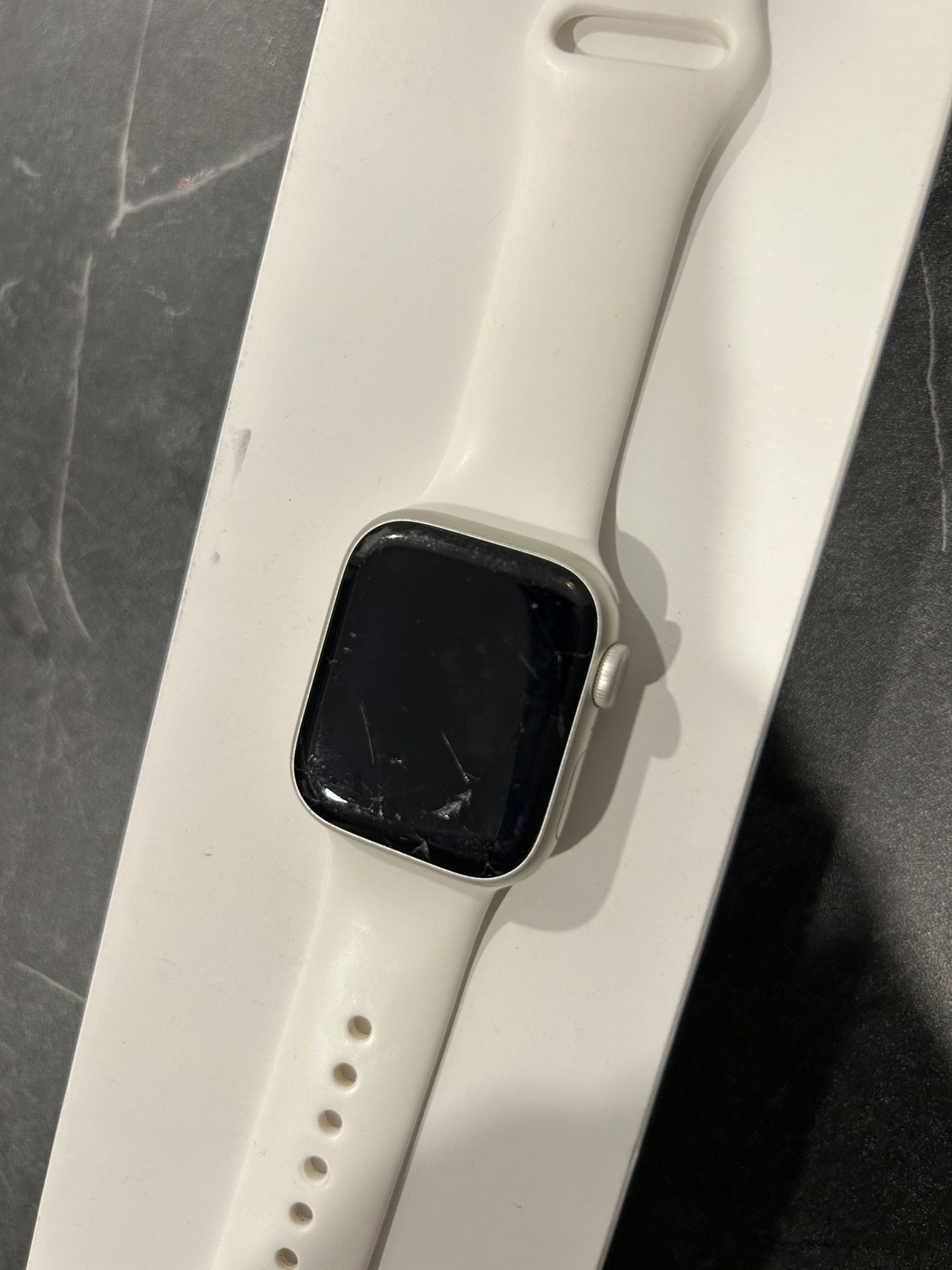 Apple Watch Series 9 - broken screen