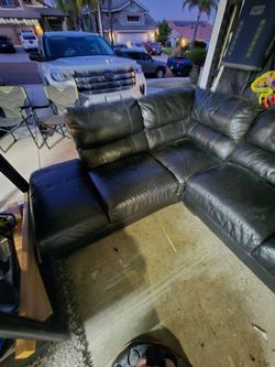 Sectional Couch Black FREE FREE FREE FREE NEED IT GONE TONIGHT DONT