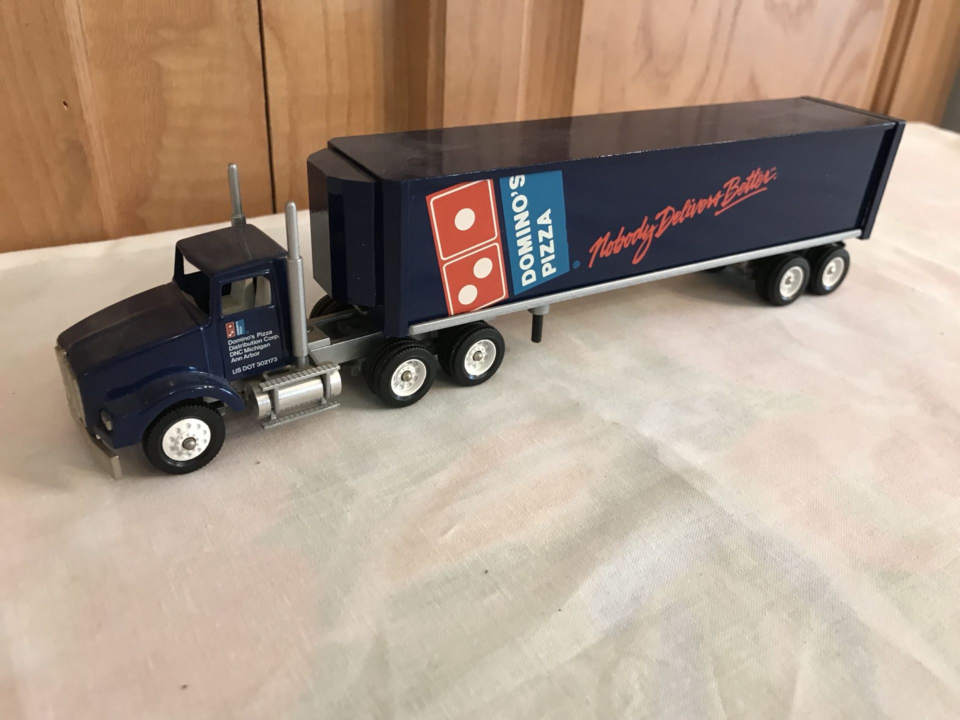 Dominos pizza truck by winross Excellent condition