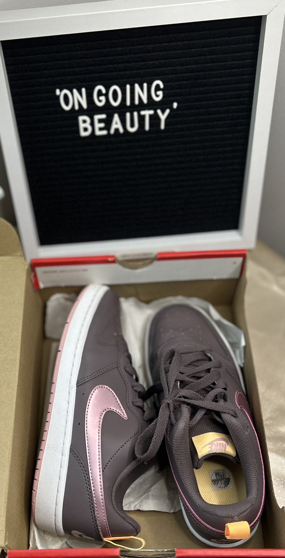 GIRLS GENTLY WORN NIKE’S SHOES