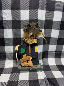 HALLOWEEN SCARECROW WOODEN FIGURINE 10.5”H MOVABLE RIGHT HAND
