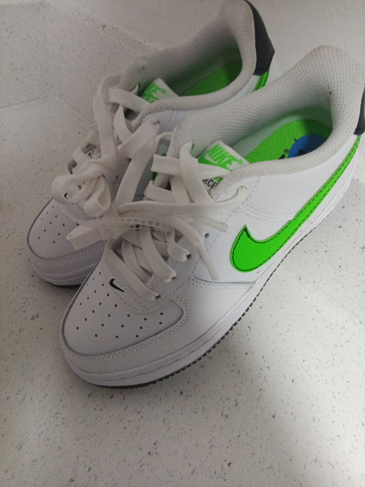 Kids Nike sneakers $$25๐