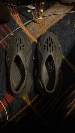 Black Yeezy foam runners size 11