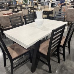 7 PIECE DINING ROOM Set includes : Dining table & 6 chairs.