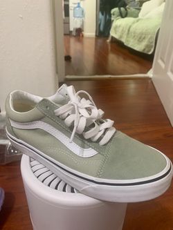 Tennis shoes