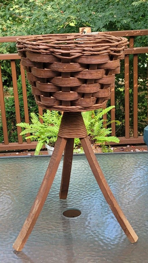 Vintage American Wicker MCM Rattan & Wicker Basket Plant Stand Tripod Legs 21"H 11"W 6"Deep