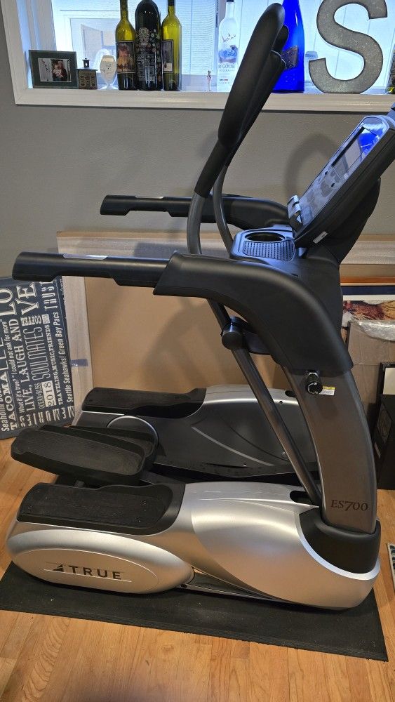 TRUE ES700 ELLIPTICAL