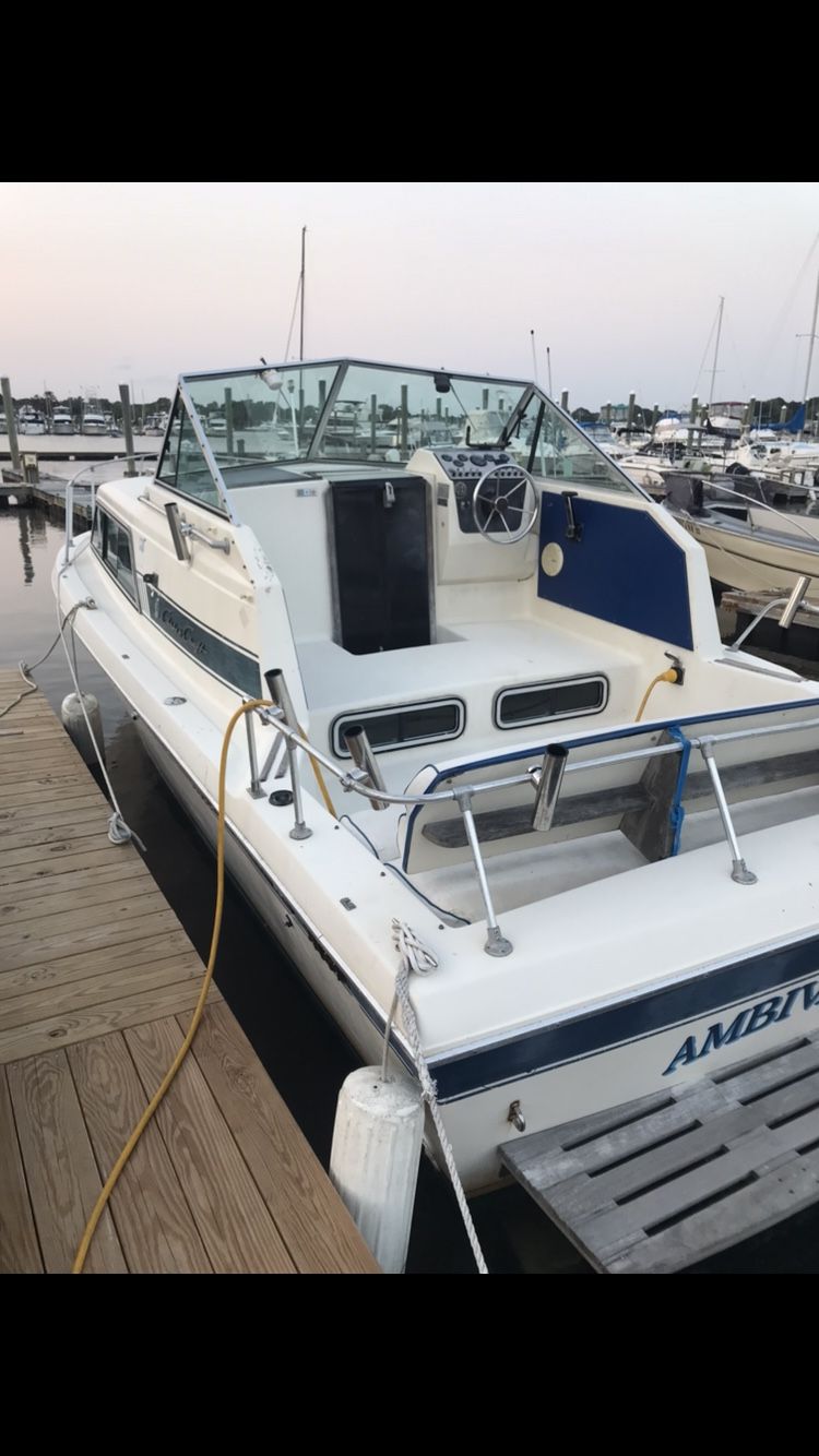 Chris Craft Catalina 253 inboard/outboard with slip